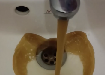 В квартирах дома на Парусной в Краснодаре из крана течет “кофе”