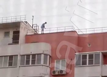 На Кубани ребенок чуть не упал с крыши 10-этажного дома