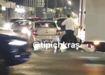 В Краснодаре водитель “Ларгуса” на перекрестке протаранил полицейский автомобиль