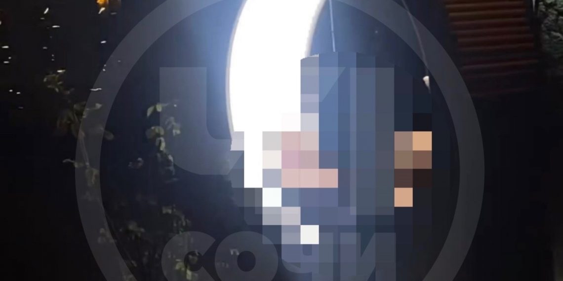 В Сочи пенсионер мастурбировал на ярко освещенной лавочке