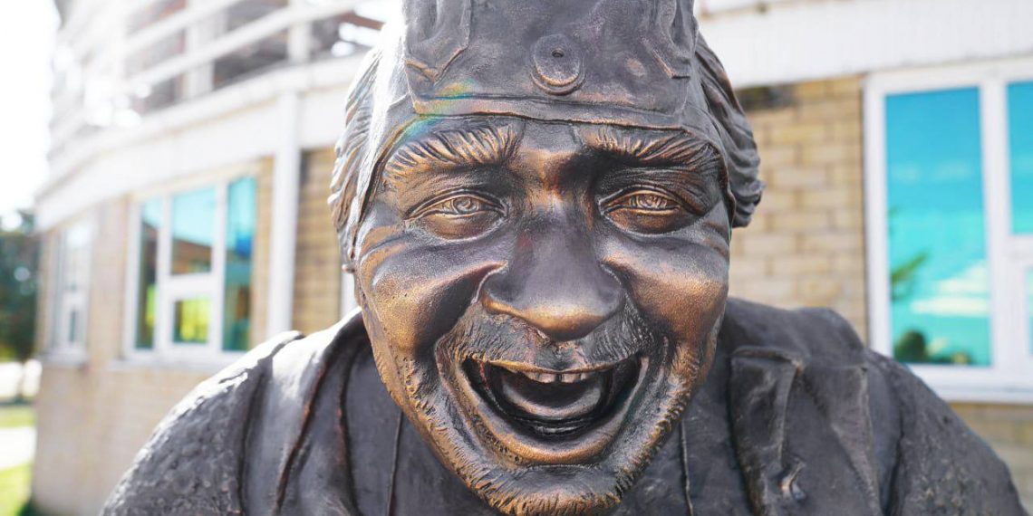 Ку! В Приморско-Ахтарске установили памятник герою фильма «Кин-дза-дза»