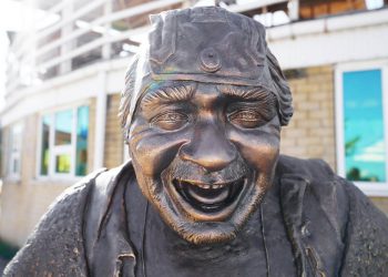 Ку! В Приморско-Ахтарске установили памятник герою фильма «Кин-дза-дза»