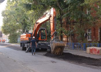 На улице Братьев Дроздовых в Краснодаре строят ливневку