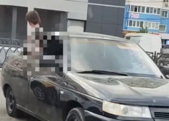 В Краснодаре родители около ТЦ оставили маленьких детей в машине и ушли