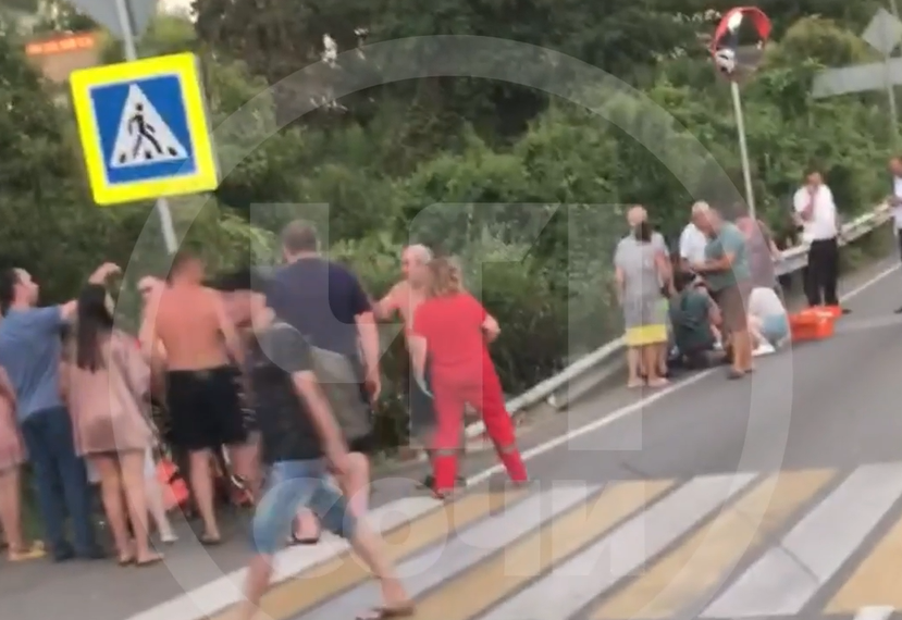 В Сочи “скорая помощь” перевернулась, съехав в кювет. Есть пострадавшие