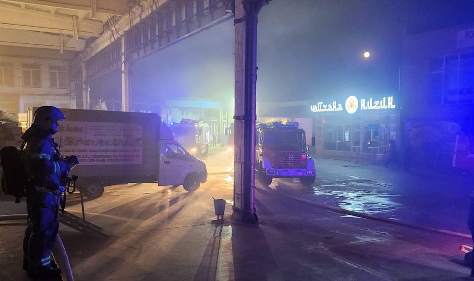 В Краснодаре больше 11 часов тушили горящие склады