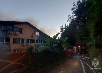 В Сочи потушили крупный пожар, возникший из-за возгорания силового кабеля