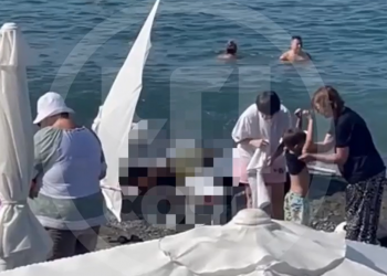 В Сочи ребенка раздевали на берегу рядом с утонувшим в море мужчиной