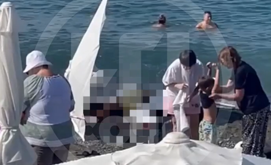 В Сочи ребенка раздевали на берегу рядом с утонувшим в море мужчиной