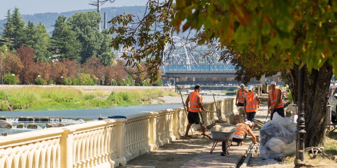 В Сочи благоустраивают набережную вдоль улицы Конституции