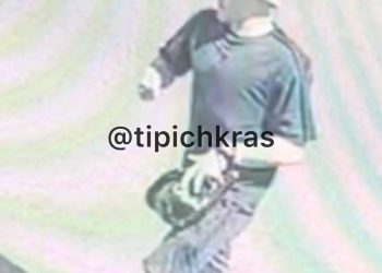 Мужчина в белой панаме нападает на женщин в Краснодаре