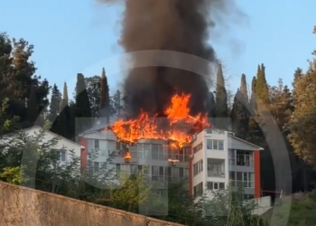 МЧС: в Сочи из горящего четырехэтажного дома эвакуировали 60 жильцов