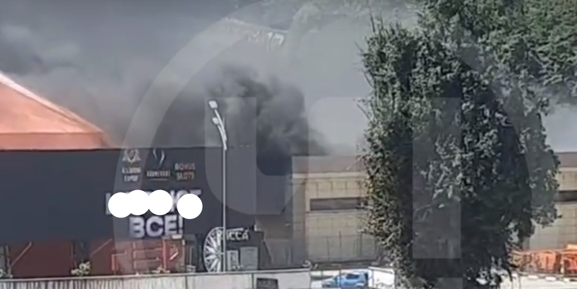 В «Красной поляне» Сочи дымится ангар с транспортными средствами