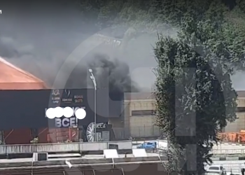 В «Красной поляне» Сочи дымится ангар с транспортными средствами