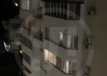 В Сочи голая женщина выбрасывала из окна подушки