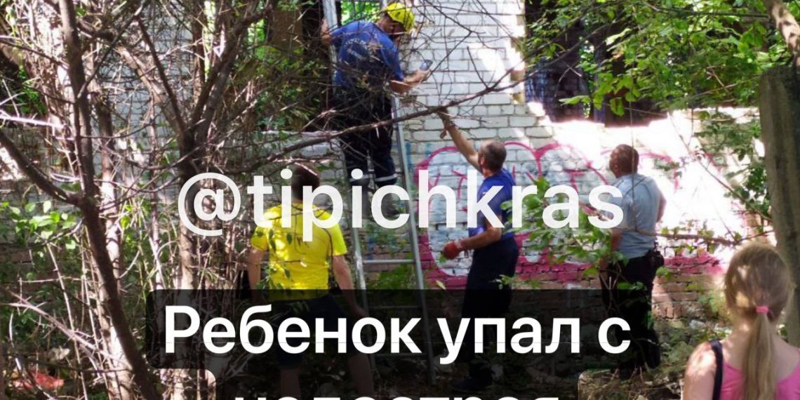 В Краснодаре с третьего этажа заброшки упал мальчик