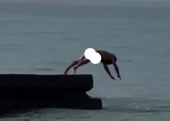 “Робинзон Крузо искал Пятницу”: обнаженный мужчина удивил отдыхающих на берегу моря в Сочи