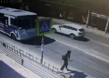 В Краснодаре автобус сбил не смотревшую по сторонам девушку