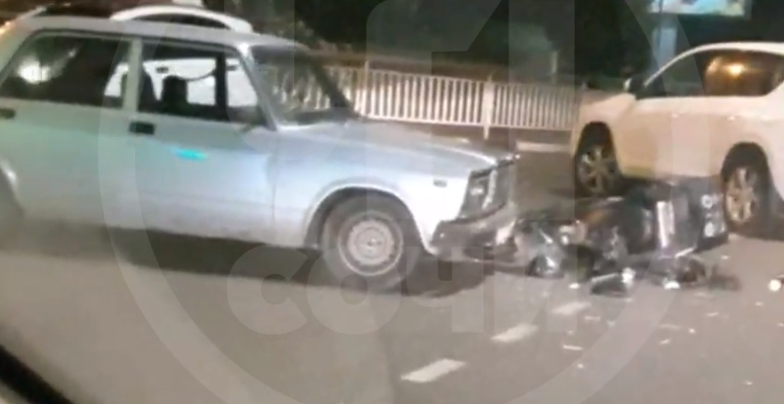 В центре Сочи в ДТП с легковушкой пострадал доставщик, его госпитализировали