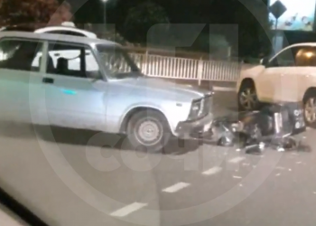 В центре Сочи в ДТП с легковушкой пострадал доставщик, его госпитализировали