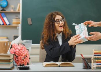 С 1 октября всем кубанским учителям поднимут зарплату на 5 тыс. рублей