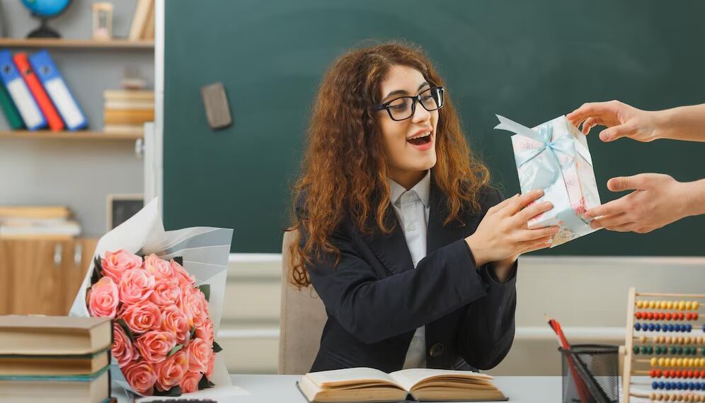 С 1 октября всем кубанским учителям поднимут зарплату на 5 тыс. рублей