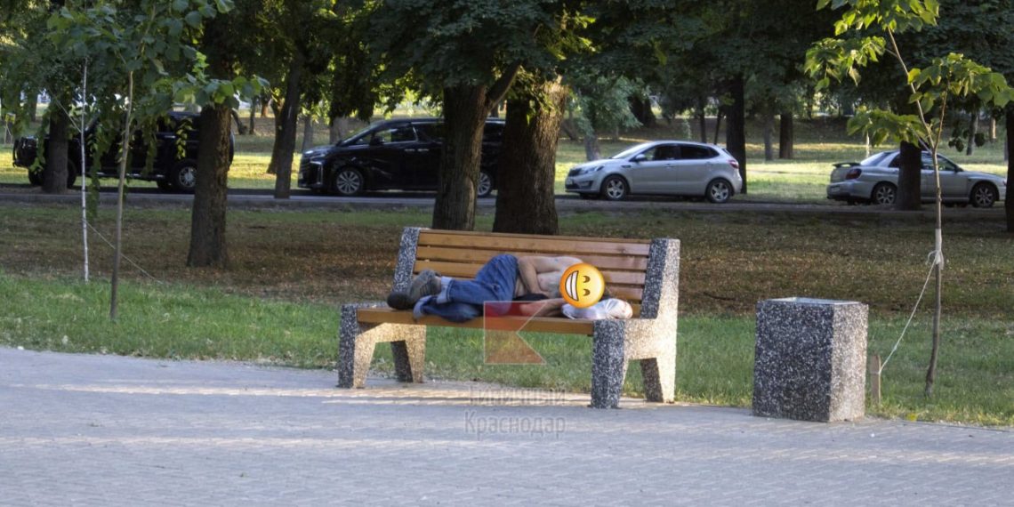Краснодарцы пожаловались на спящих на улице людей
