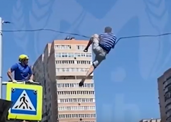 В Краснодаре человек-паук устроил представление, качаясь на проводах