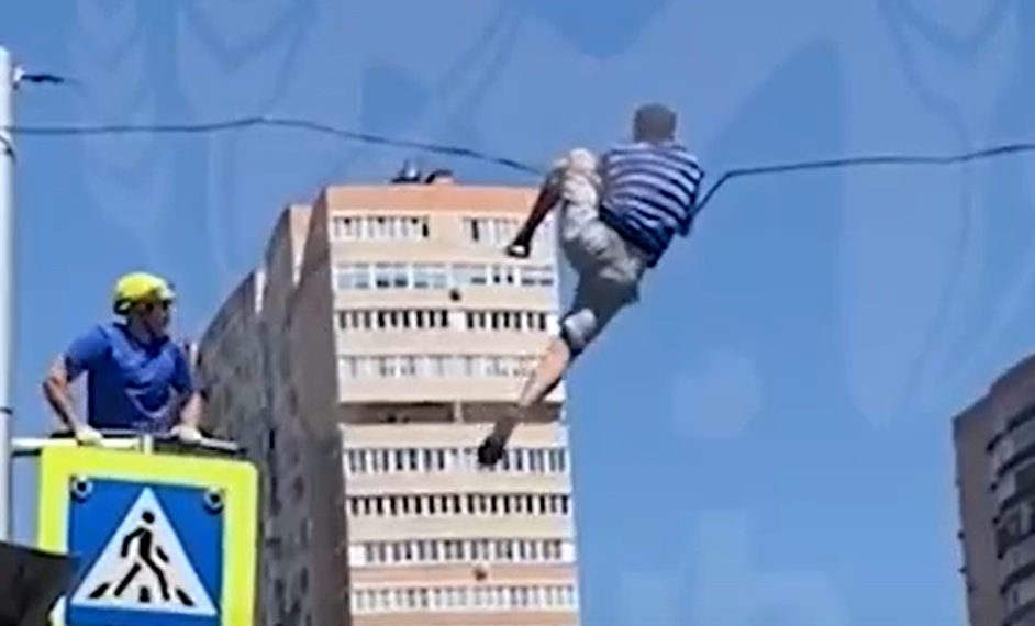 В Краснодаре человек-паук устроил представление, качаясь на проводах