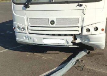 Краснодарские водители маршрутных такси умудряются сбивать столбы на пустой парковке