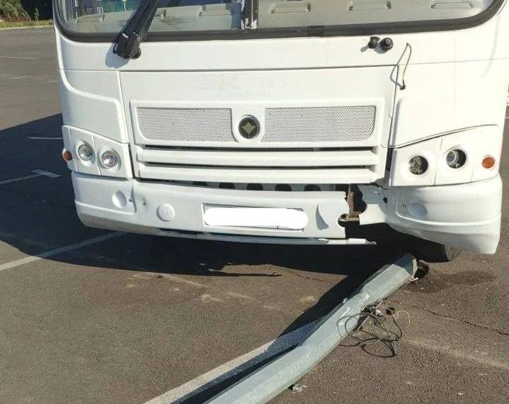 Краснодарские водители маршрутных такси умудряются сбивать столбы на пустой парковке