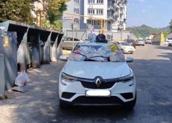В Сочи припаркованную у мусорных контейнеров машину завалили отходами