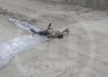 В Сочи мужчина валялся в грязи, кричал и бился головой о стены