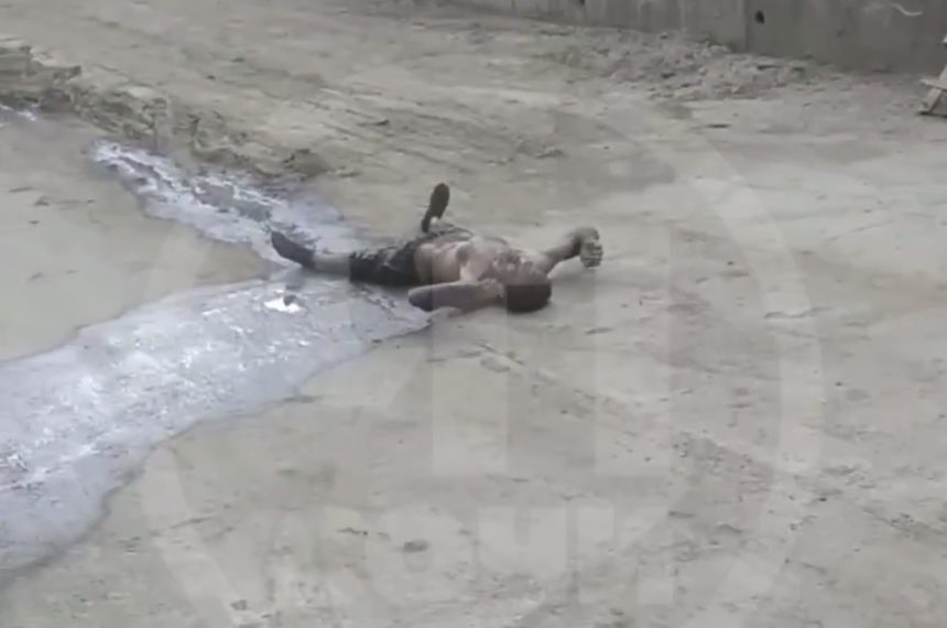 В Сочи мужчина валялся в грязи, кричал и бился головой о стены