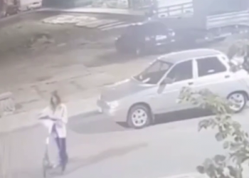 В Краснодаре девушка на самокате врезалась в легковушку. Водитель грустит