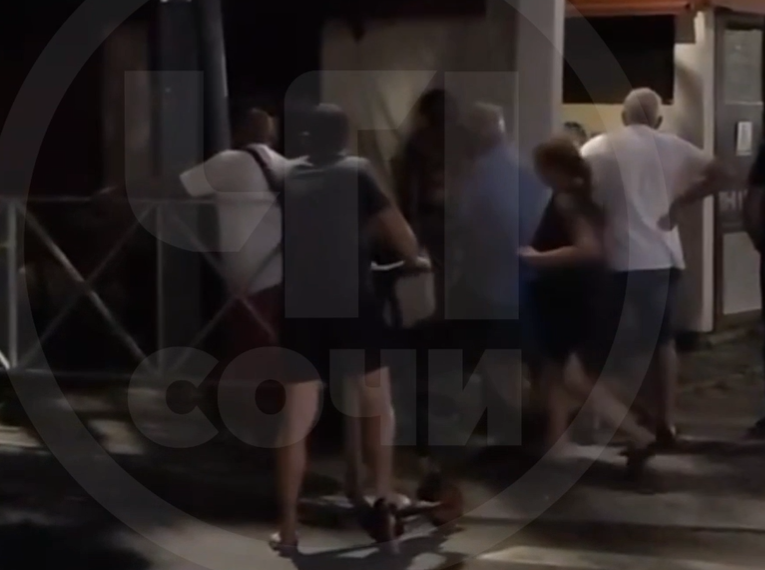 Временные отключения электричества в Сочи заставили жителя взяться за топор