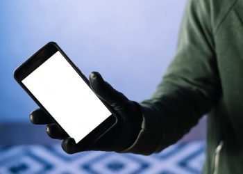 В Сочи у майора ДПС во время отдыха на пляже украли удостоверение и айфон