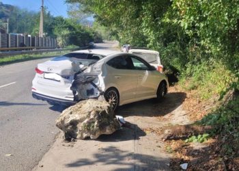 В Сочи скатившийся с горы огромный валун расплющил иномарку