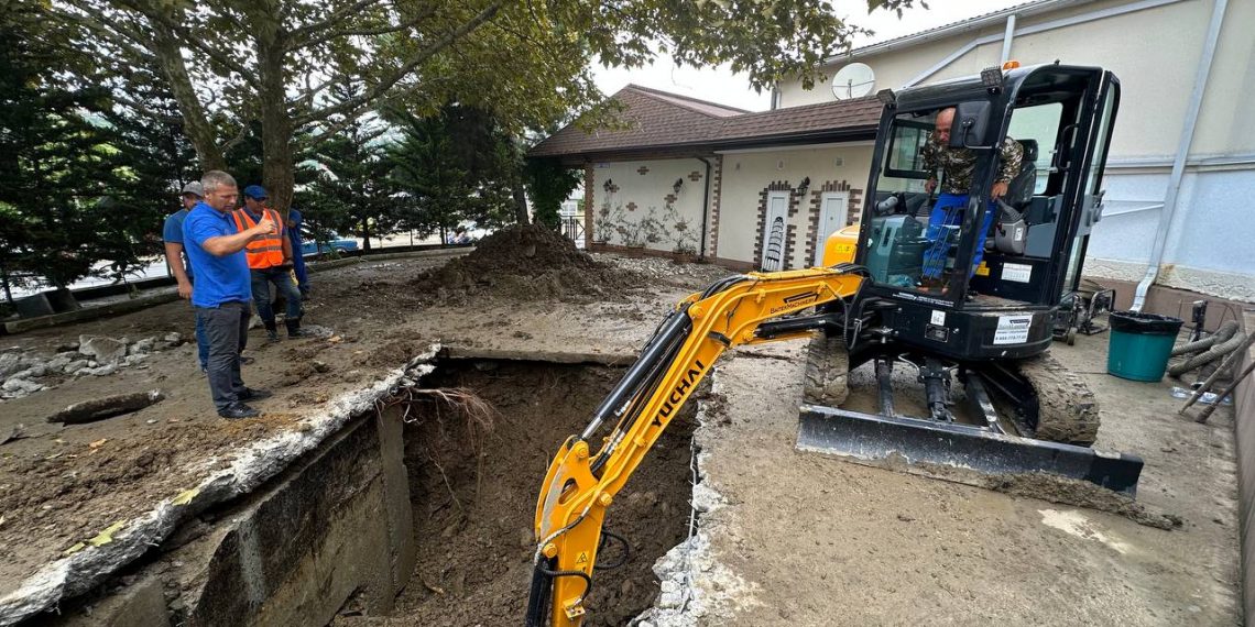В Сочи продолжают устранять последствия прорыва на водоводе