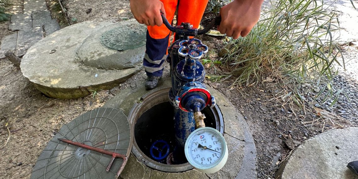 Часть жителей в двух микрорайонах Сочи могут столкнуться с перебоями воды из-за прорыва на крупном водоводе