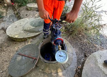 Часть жителей в двух микрорайонах Сочи могут столкнуться с перебоями воды из-за прорыва на крупном водоводе