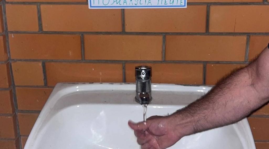 Житель Майкопа установил на стене своего дома кран с питьевой водой