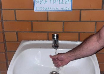 Житель Майкопа установил на стене своего дома кран с питьевой водой