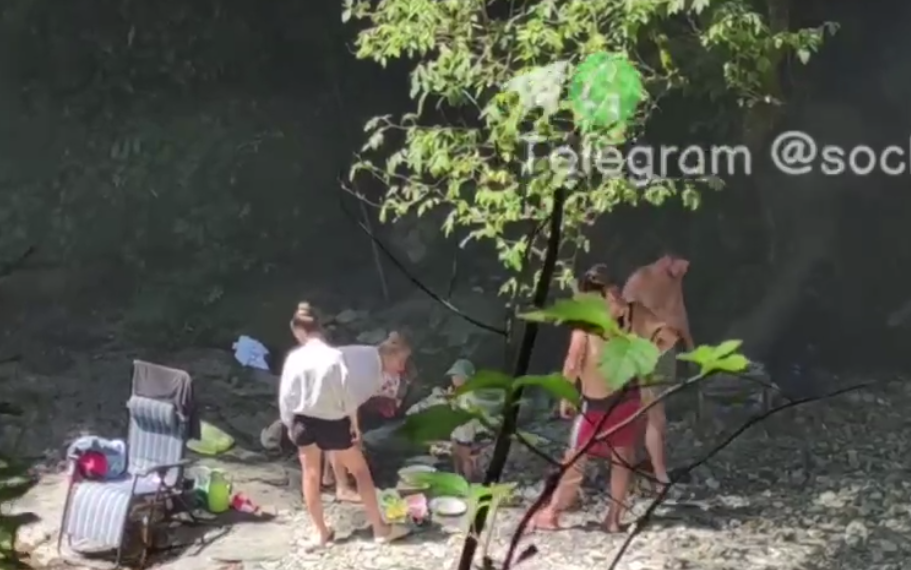 Отдыхающие жалуются на недоступность Ореховского водопада в Сочи