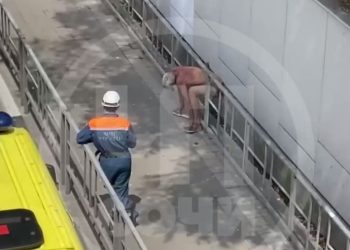 В Сочи полуголый мужчина застрял в перилах