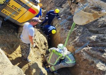 В Краснодаре двух рабочих завалило грунтом