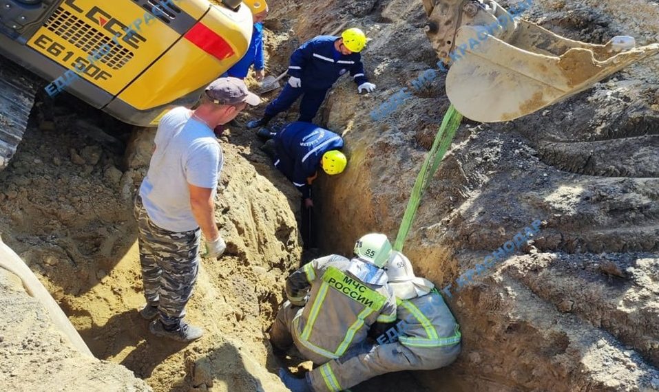 В Краснодаре двух рабочих завалило грунтом