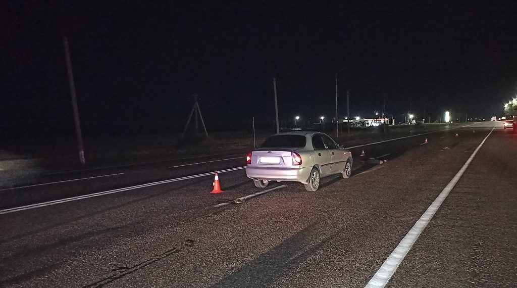 На Кубани пешеход попал под колеса двух автомобилей и погиб