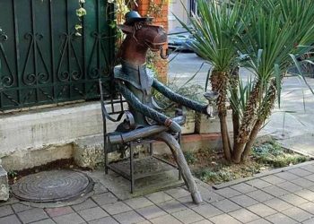 Памятник “Конь в пальто” в Сочи вошел в ТОП-10 самых веселых в России