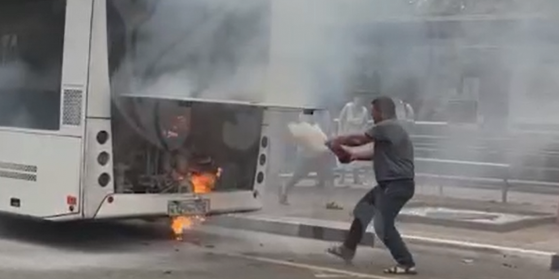 Автобус с пассажирами вспыхнул на ходу в центре Сочи